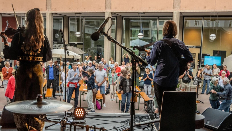 Am Samstag riss die siebenköpfige Band New Balkan Folk das Publikum von den Sitzen. Die Schweizer Instrumentalisten, die sich an der Musik des Balkan bedienen, durften auf eine wunderbare Geigerin und die tolle Stimme ihres Sängers zählen, was in einem mitreissenden und berührenden Konzert mündete. 