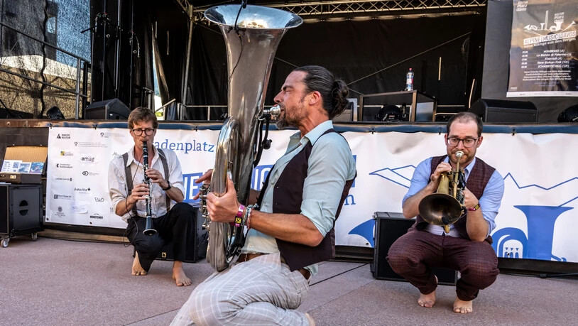 Schäbbyschigg, die Rückkehrer von Alpine Music Davos 2023, wussten sich am Sonntagabend für einen neuerlichen Besuch in Davos zu empfehlen und legten die Messlatte für die Durchführung 2026 hoch. Die Innerschweizer bezogen das Publikum in ihre Darbietung ein und vermochten mit ihrer mit Geschichten verwobenen Musik eine zauberhafte Stimmung zu verbreiten.  