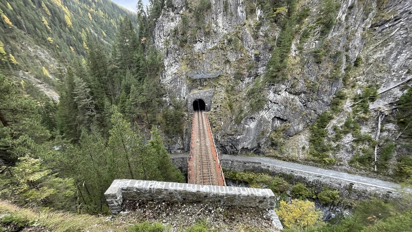 Die Brücke und das Tunnelportal von oben ... 
