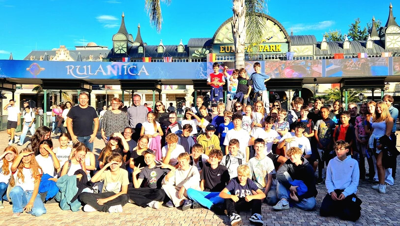 Die Davoser Ministrantinnen und Ministranten erlebten mit dem Begleiter-Team der katholischen Pfarrei einen tollen Tag im Europapark Rust.  