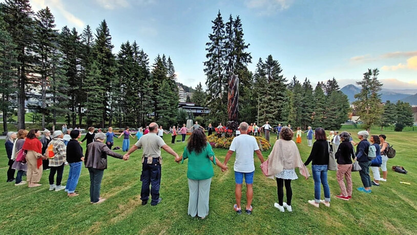 Gruppe beim Friedenspfahl im Kurpark. 