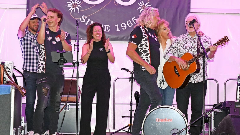 Zum 60-Jahr-Festakt lieh sich Hampe Weller eine Gitarre aus und gab ein Ständchen.