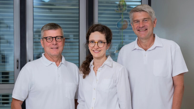 Michele Losa (links im Bild) freut sich über die gelungene Nachfolgeregelung mit Karine Gerster-Gilliéron und med. pract. Christian Potthoff. 