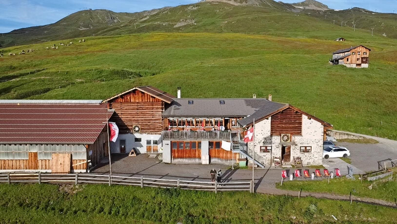 Die Clavadeler Alp mit Alpung, Stallungen, Schaukäserei und Restaurantbetrieb ist das Herzstück der Clavadeler Alpgenossenschaft.  