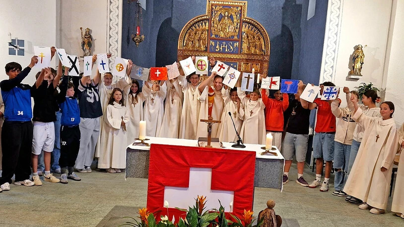 Oberstufenschüler präsentieren ihre Kunstwerke bei einer Familienmesse in der Herz-Jesu-Kirche.