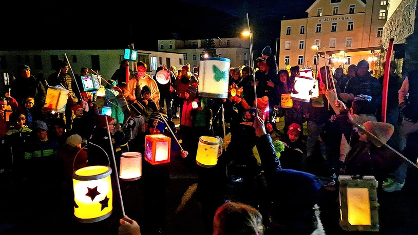 Laternen über Laternen erleuchten nach dem gelungenen St. Martinsspiel der Schüler in Davos.