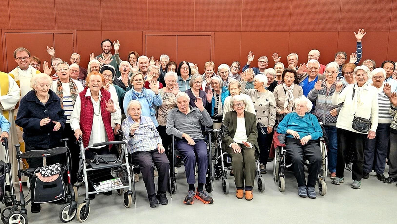 Allein sein im Alter? Keine Option für die frohe Seniorengruppe nach der Feier der Krankensalbung. Gemeinsam geht vieles besser.