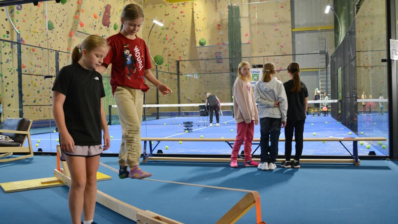Eine Schulter zum Abstützen macht auch die Slackline bewältigbar.