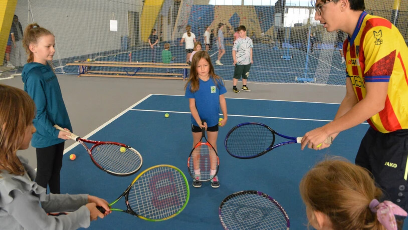 Einführung ins Badminton: 18 Freiwillige (Sportlehrer und Helferinnen) sorgten dafür, dass alle maximal profitieren konnten. Dazu gab es für die Davoser Kinder Lob aus berufenem Munde: «Die Disziplin hier ist toll. So etwas könnte bei uns nicht durchgeführt werden», sagte ein sonst in Zürich tätiger Sportlehrer.