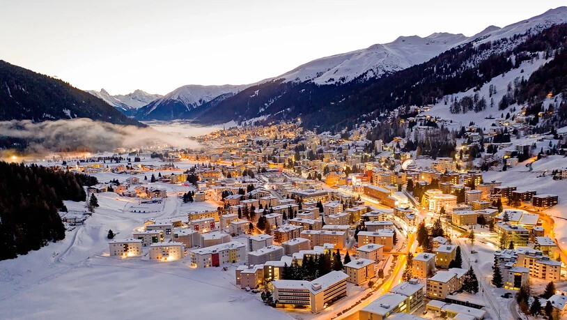 Die Bündner Hotellerie ist mit einem deutlichen Plus in die Wintersaison 2025/26 gestartet. Während international ausgerichtete Destinationen wie Davos Klosters von der steigenden Nachfrage aus den USA profitieren, zeigen sich bei deutschen Gästen zunehmend Zurückhaltung und Preissensibilität.   