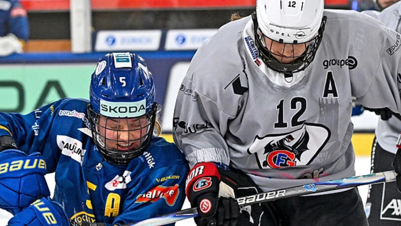 Julina Gianola (l.) hält Nora Daneel von Fribourg-Gottéron in Schach.  
