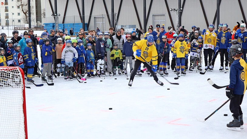 Zur Gaudi der Zuschauenden versuchte sich auch Goalie Sandro Aeschlimann im Penaltyschiessen.