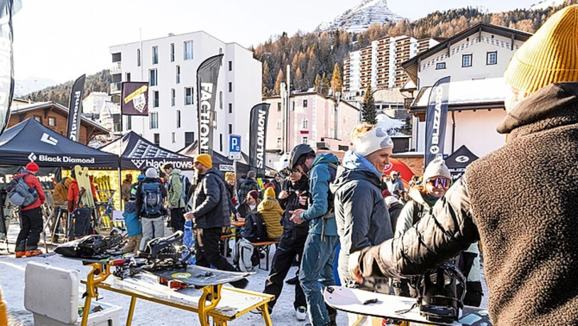 Splitboard-Schnupperkurse stiessen auf grosses Interesse. Zahlreiche Partner boten Touren- und Sicherheitsmaterial zum kostenfreien Test an.  