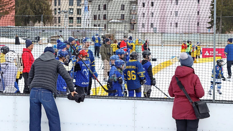 Yannick Frehner, umringt von jungen Fans.