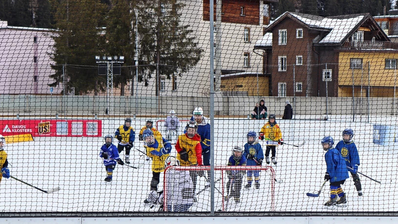 Plauschspiel von Kindern, unter anderem mit HCD-Ausländer Filip Zadina.