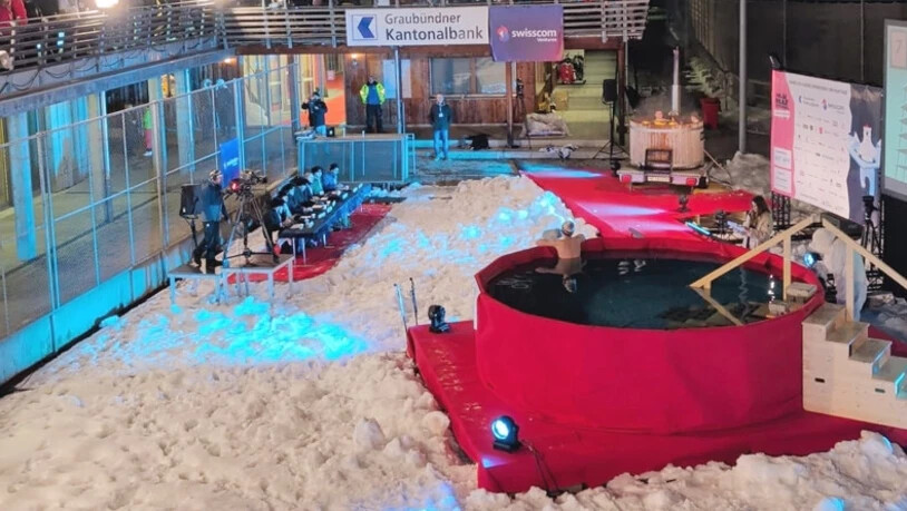 Bereits zum zweiten Mal stiegen Start-ups in der Arena in Klosters ins Eiswasser.  