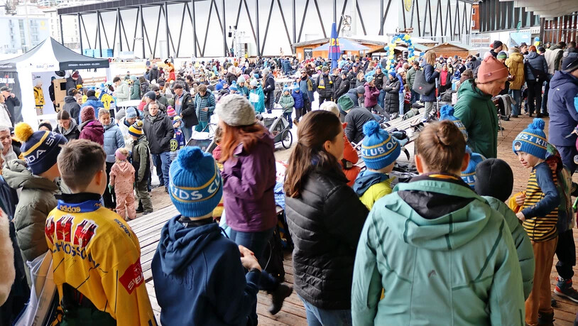 Die Schlange nahm während der Autogrammstunde rekordverdächtige Ausmasse an.  