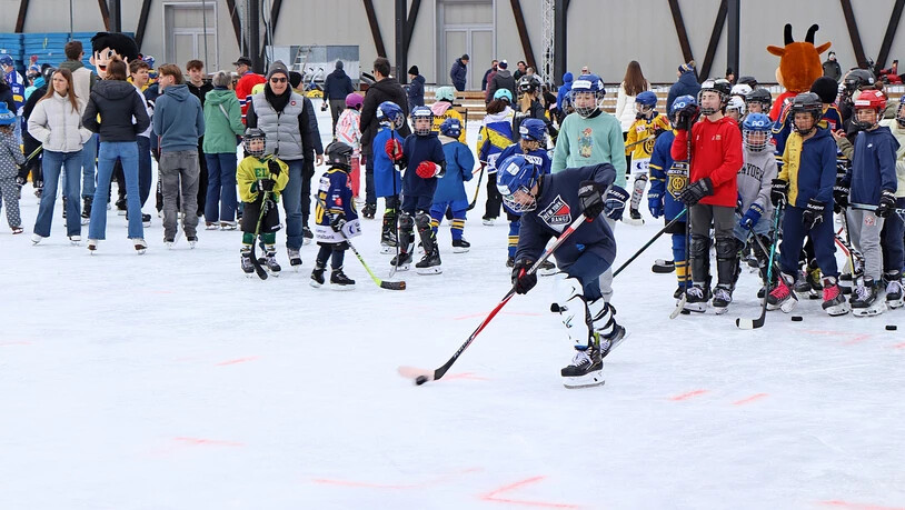 Penaltyschuss mit vielen Zuschauenden.