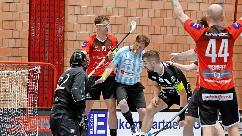 Die Iron Marmots (in Schwarz) mussten am letzten Samstag zu viele Tore hinnehmen.  