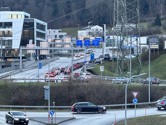 Stau in Richtung Lenzerheide und Stadtzentrum: Am Mittwochmorgen ist der Verkehr bei Chur Süd überlastet.