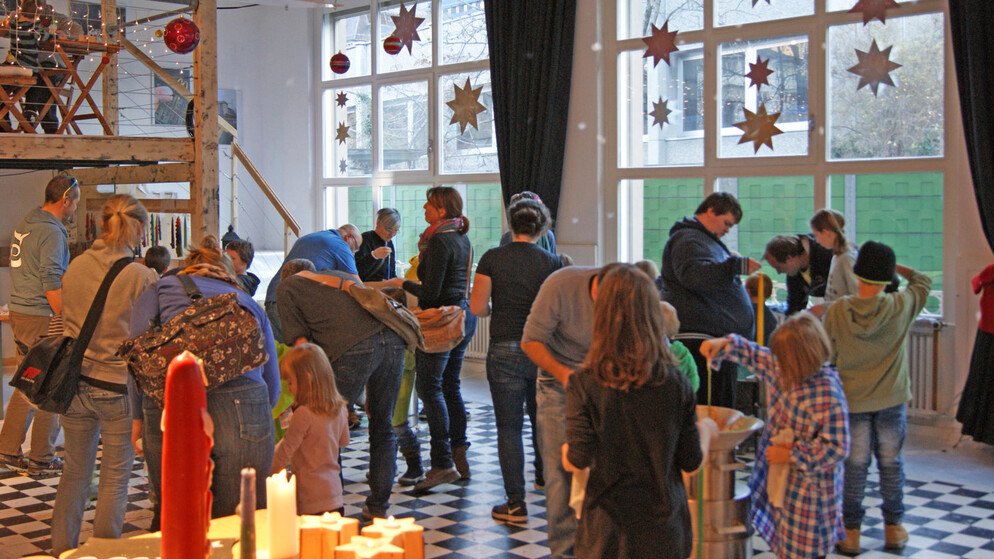 Adventsbrauch: Das traditionelle Kerzenziehen im Jugendhaus Stadtbaumgarten findet vom 26. November bis 18. Dezember statt.