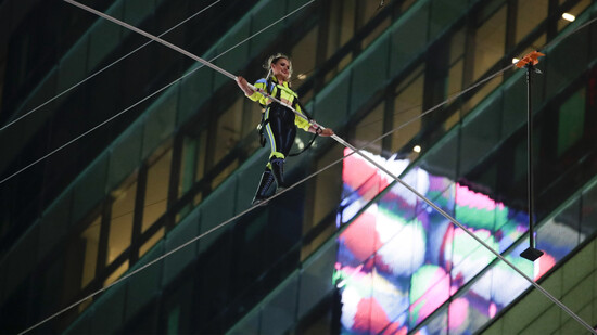Die Artistin Lijana Wallenda hat am Sonntag in New York einen Seiltanz in schwindelerregender Höhe aufgeführt. Sie überquerte zusammen mit ihrem Bruder auf einem zwischen zwei Wolkenkratern aufgespannten Seil fünf Häuserblocks auf der Höhe des 25…