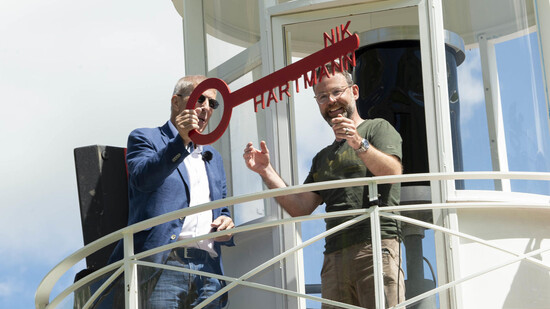 Stiftungsrat Hanno Wyss übergibt Nik Hartmann den «Grossen Roten Leuchtturmschlüssel».