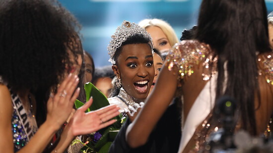 Miss Universe 2019: Zozibini Tunzi (Mitte) erfährt in Atlanta von ihrer "Krönung".