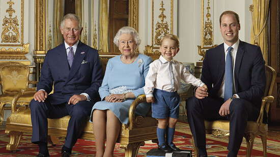 Einer stiehlt allen die Show: Der sechsjährige Prinz George posiert mit der Queen und den anderen Thronfolgern.