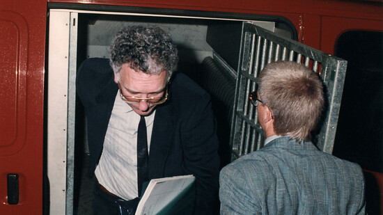 Günther Tschanun (links) am 23. August 1990 beim Verlassen eines Polizeifahrzeugs vor dem Zürcher Obergericht. (Archivbild)