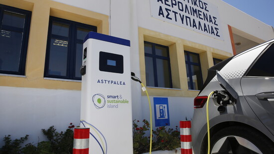 Ein Elektroauto wird auf dem Parkplatz des Flughafens auf der griechischen Insel Astypalea aufgeladen. Seit dem 2. Juni sind die Bewohner der Insel vollkommen elektrisch unterwegs.