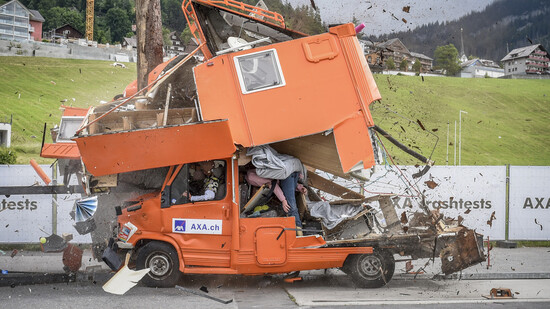 Axa-Crashtest: Ein Wohnmobil prallt mit 60 km/h gegen einen Baum. Der Aufbau bricht völlig auseinander.