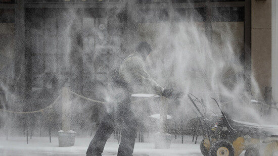 Für Montag erwartete ein CNN-Meteorologe 20 bis 30 Zentimeter Schnee in Städten wie Pittsburgh und Buffalo im Staat New York. Foto: Allison Lee Isley/The Winston-Salem Journal/dpa