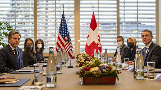 Bundespräsident Ignazio Cassis (vorne rechts) während seines Treffens mit US-Aussenminister Antony Blinken (vorne links).