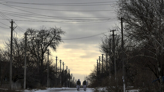 Ukrainische Soldaten patrouillieren eine Straße im Dorf Werchnjotorezke in der Region Donezk im Osten der Ukraine. Die Entspannungsbemühungen im Ukraine-Konflikt laufen seit vergangener Woche auf Hochtouren, haben aber bislang keine greifbaren Ergebnisse…