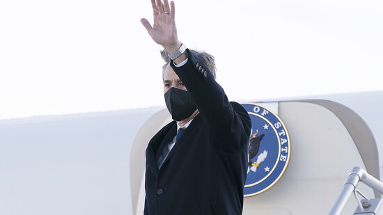 Antony Blinken, Außenminister der USA, winkt beim Verlassen des Genfer Flughafens. Die USA wollen angesichts der Spannungen im Ukraine-Konflikt in der kommenden Woche auf Russlands Sorgen um die Sicherheit in Europa schriftlich antworten. Foto: Alex…