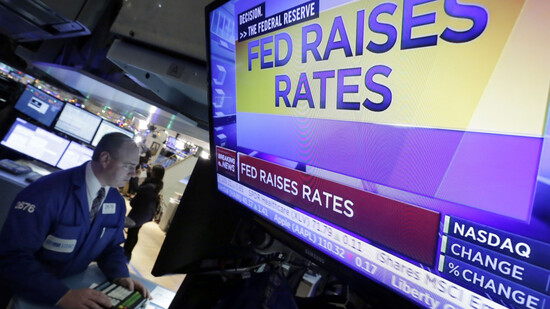 Die US-Notenbank FED hat eine baldige Erhöhung des Leitzinses signalisiert. (Archivbild)