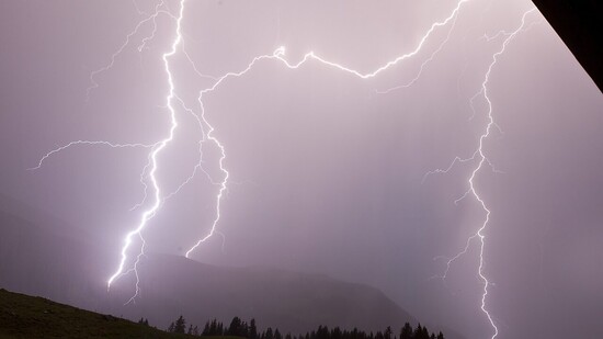 Blitzsalven entladen sich über den Alpen. (Archivbild)