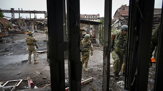 In Mariupol ergeben sich weitere ukrainische Soldaten den russischen Angreifern. Foto: Uncredited/AP/dpa