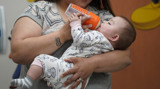 Um die Knappheit an Säuglingsnahrung zu bekämpfen fliegen die USA 22 Tonnen Babymilchpulver von Nestlé ein. (Symbolbild)
