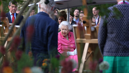 Die britische Königin Elizabeth II. (M) sitzt in einem Golf-Buggy während eines Besuchs von Mitgliedern der königlichen Familie bei der traditionellen Chelsea Flower Show im Royal Hospital Chelsea in London. Foto: Dan Kitwood/PA Wire/dpa