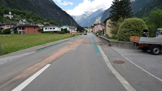 Unfallstelle: Die Strasse beim Dorfeingang von Lostallo ist durch den Unfall verschmutzt worden.