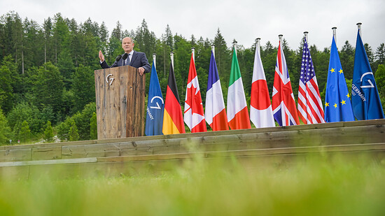 Bundeskanzler Olaf Scholz spricht während der Pressekonferenz zum Abschluss des G7-Gipfels auf Schloß Elmau. Foto: Michael Kappeler/dpa