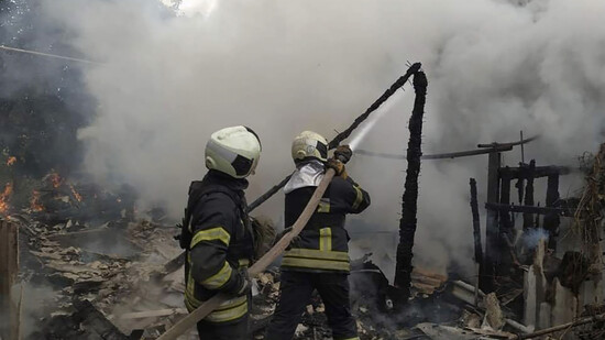 dpatopbilder - HANDOUT - Auf diesem von der Militärverwaltung der Region Luhansk zur Verfügung gestellten Foto löschen ukrainische Feuerwehrleute ein Feuer in einem beschädigten Wohnhaus in Lyssytschansk. Foto: -/(Militärverwaltung der Region Luhansk/AP…