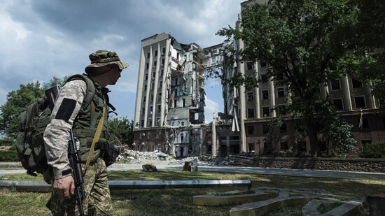 Ein ukrainischer Soldat steht vor dem Gebäude der regionalen Militärverwaltung von Mykolaiv, das bei einem russischen Angriff zerstört wurde. Foto: Evgeniy Maloletka/AP/dpa