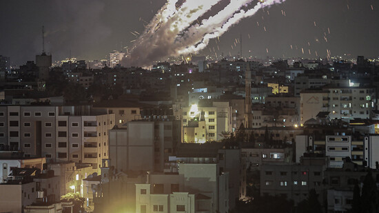 dpatopbilder - Raketen werden vom Gazastreifen auf Israel abgefeuert. Foto: Mohammed Talatene/dpa