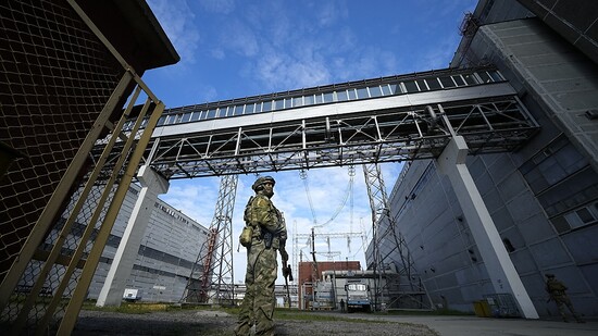ARCHIV - Auf diesem während einer vom russischen Verteidigungsministerium organisierten Reise aufgenommenen Foto, bewacht ein russischer Soldat einen Bereich des Kernkraftwerks Saporischschja. Foto: Uncredited/AP/dpa
