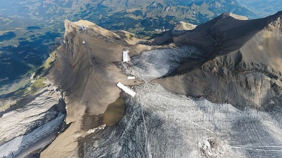 Der Zanfleuronpass trennt im Wintersportgebiet Glacier 3000 die Gletscher Scex Rouge und Zanfleuron. Durch die Gletscherschmelze wird er nach über 2000 Jahren wieder freigelegt.