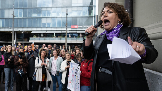 Die Berner SP-Nationalrätin Tamara Funiciello an der Protest-Aktion gegen die AHV-Abstimmung am Montag in Bern.