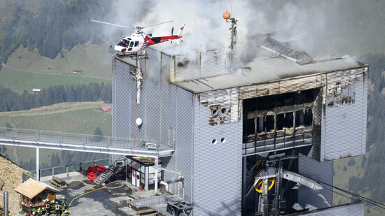 Rund 40 Feuerwehrleute waren an den Löscharbeiten beteiligt. Drei Helikopter von Air Glacier und einer der Rega standen im Einsatz.
